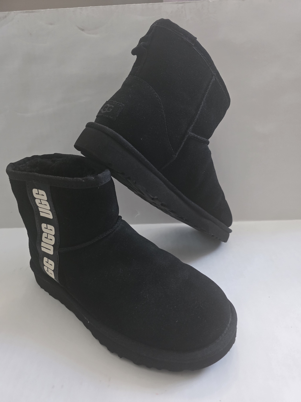 UGG Women Classic II Short Boot - Black Size 7, Like New.